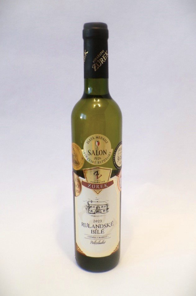 MÁME VÍNO V SALONU